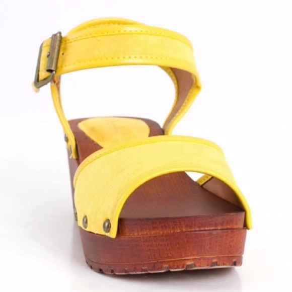 New Yellow Suede Studded Clogs Sz 5-10 NIB - Picture 3 of 3